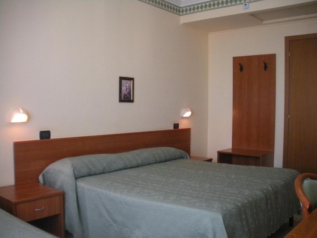 拉佩拉德加尔加诺酒店 圣乔瓦尼·罗通多 客房 照片